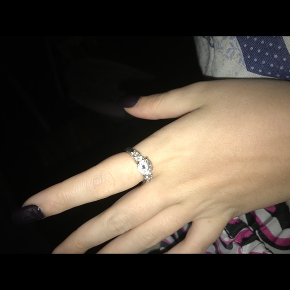 Engagement ring - Picture 2 of 2